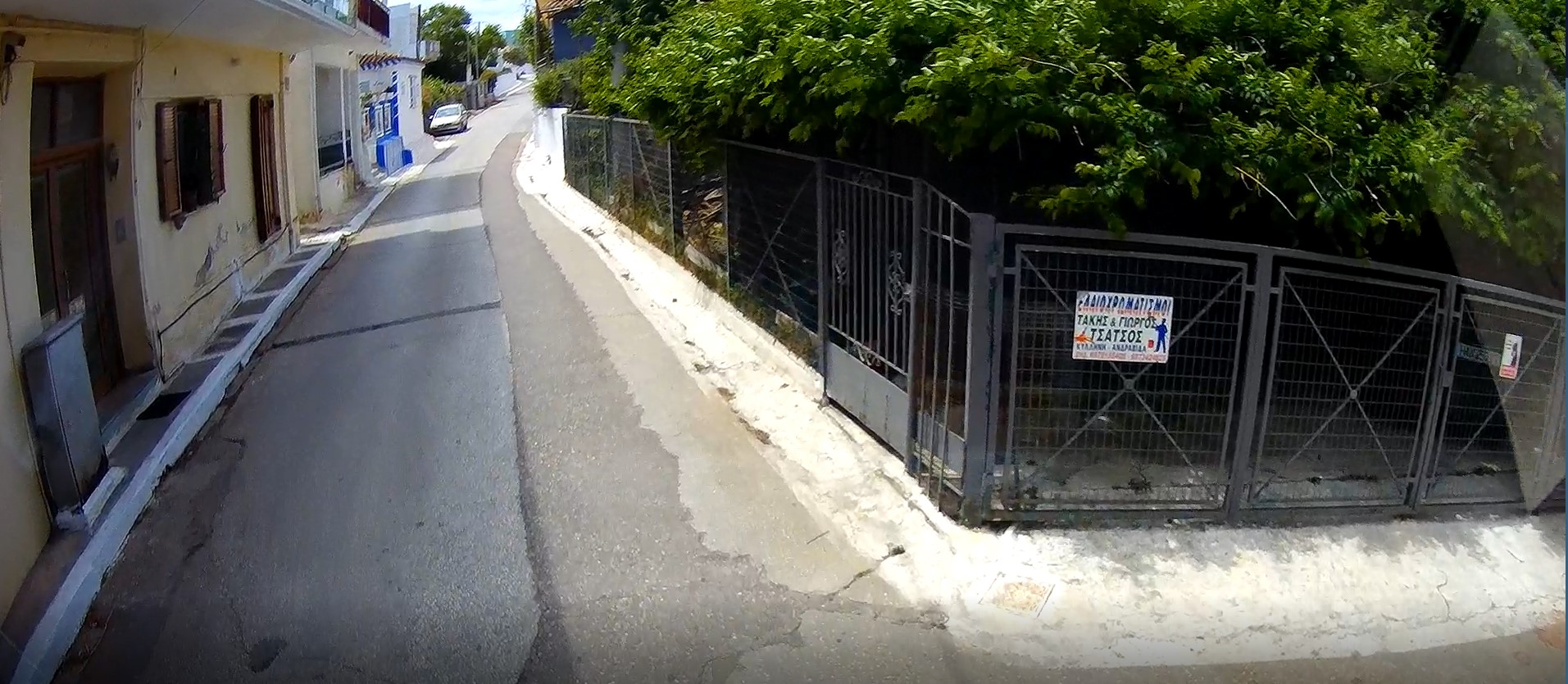 Fahrt durch ein enges Dorf